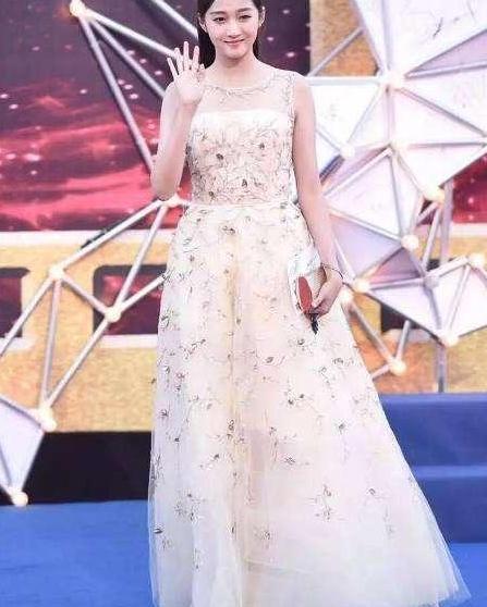 关晓彤胖出新高度！20岁的年龄32的脸，网友：她的花期也太短了吧