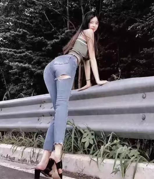 妩媚小女神紧身牛仔裤搭配修身短袖，气质甜美，让人羡慕