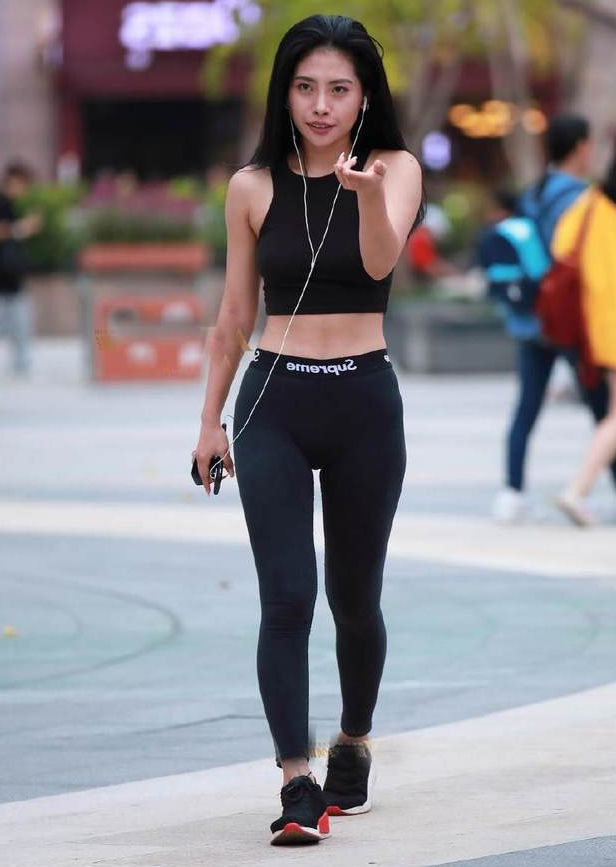 美女街拍：秀气靓丽的紧身打底裤小姐姐，展现出少女般的气息