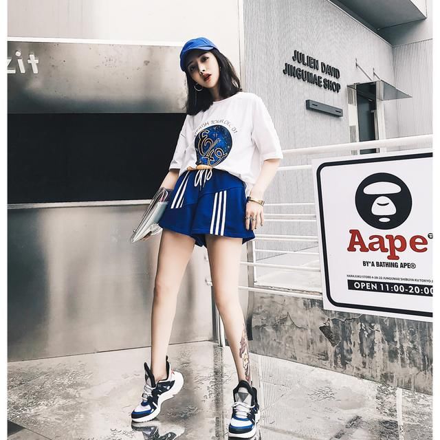 上身自然掩映窈窕身材 配短裤 配裙子都so easy！