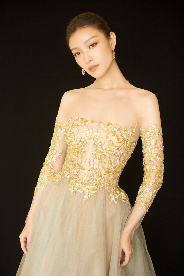 倪妮还是那么会玩，穿件睡衣就出门，网友：只有她敢这样穿