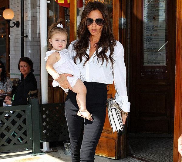 转眼当年，贝克汉姆小七真是维多利亚街拍的最搭时尚单品！