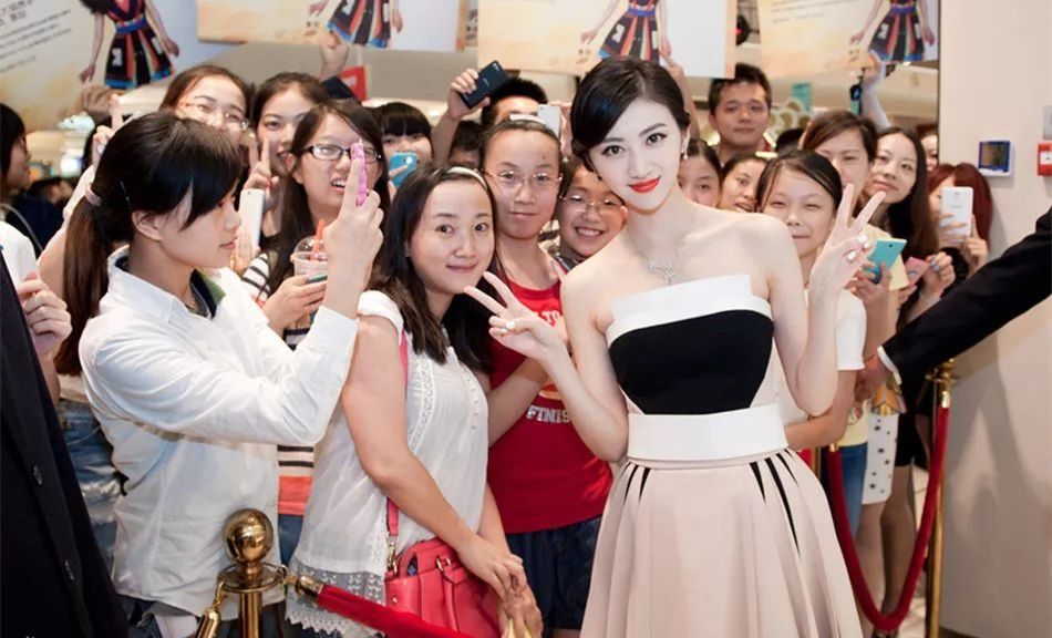 惊讶| 热Skr人的夏天，景甜居然用爽身粉当防晒?!