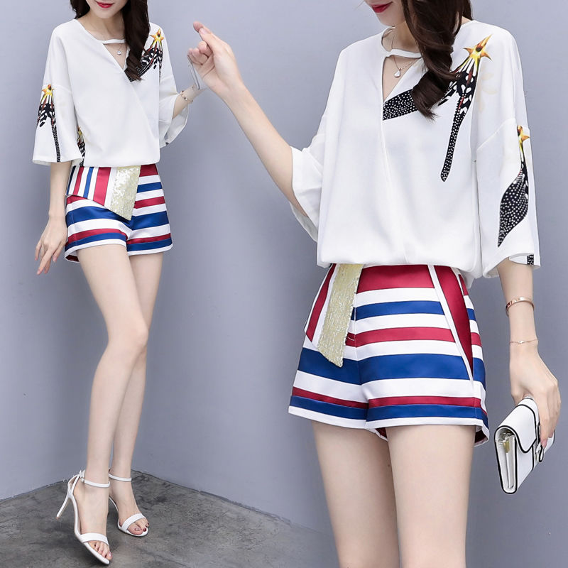 轻熟小姐姐穿超短裙,配上黑色丝袜超性感