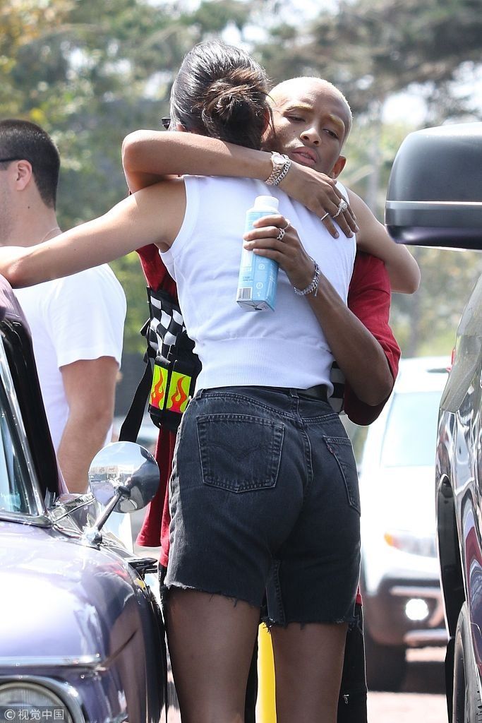 友情疗伤法？肯达尔带好基友兜风似散心  与贾登史密斯街头热拥
