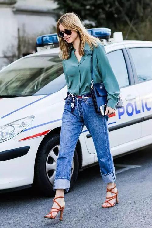 还在穿紧身裤？今年翻边牛仔裤才最火！