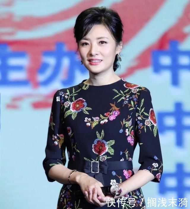 周涛为自己:周涛美得太优雅,穿刺绣连衣裙亮相,40、50岁的女人照着穿一样美