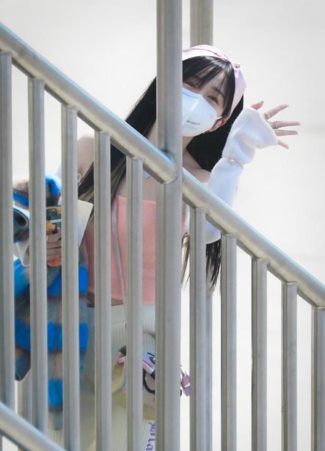  『少女』她与肖战主演《斗罗大陆》，今穿露肩毛衣配粉红发箍，娇嫩甜美