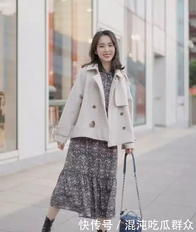 『紧身裤』建议小个子女生:别总穿棉服+紧身裤,2020流行这样穿很显高