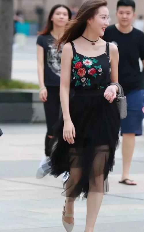 身材高挑的小姐姐，修身的穿搭完美的展现了小姐姐玲珑有致的身材