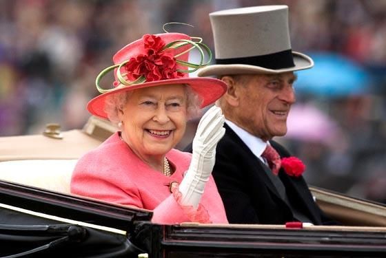 英国贵妇们的帽子风吹不掉？凯特王妃的固定方法真是绝了！