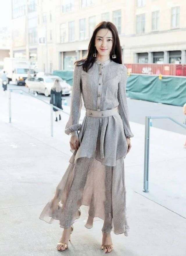 王丽坤顶着素颜现身，白T配格外裙尽显小清新，网友：我又恋爱了