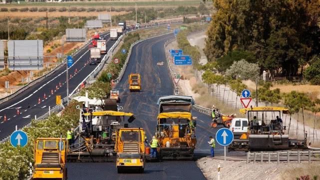 【国外】国内沥青道路天天修,国外却年年如新,为何我们要天天打补丁?