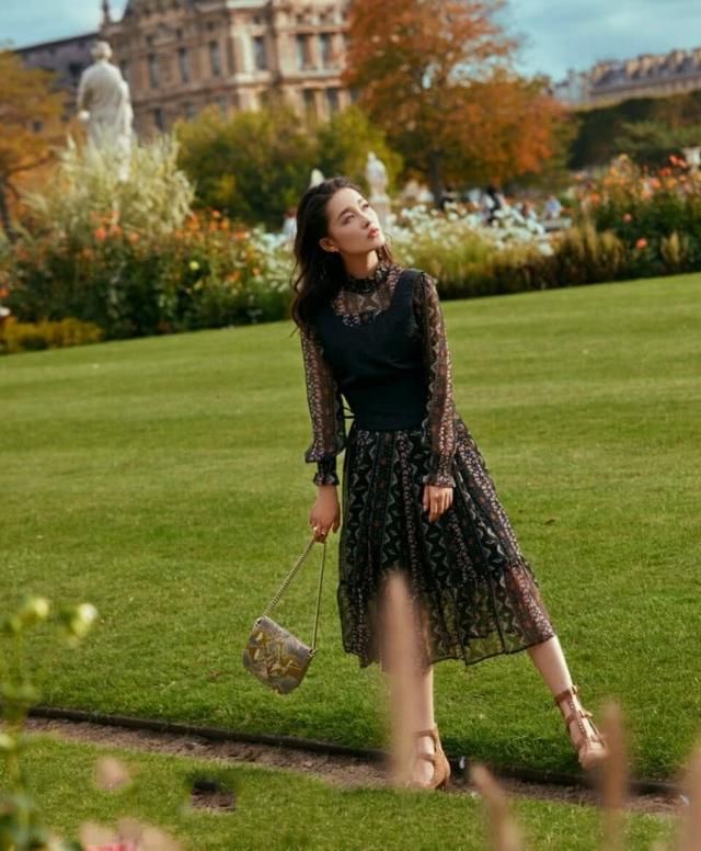 李沁太会穿了,仅仅一条开叉裙就那么高级,网友:邓伦喜欢吗?