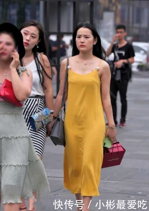 【 看起来】连衣裙高雅大气,给人高挑迷人的感觉,街拍:看起来端庄时尚大气