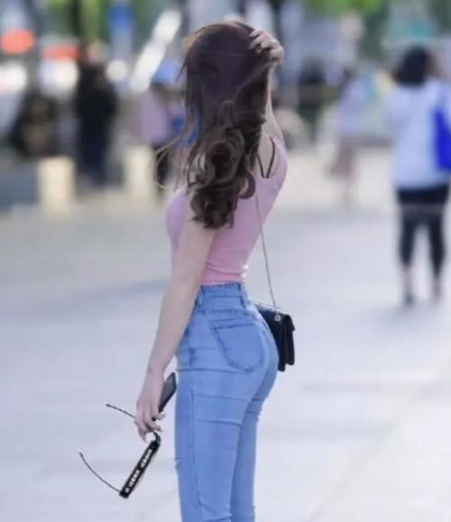  #小姐姐#街拍：一貌倾城的小姐姐，一条绿色的针织连衣裙，时尚优雅气质美