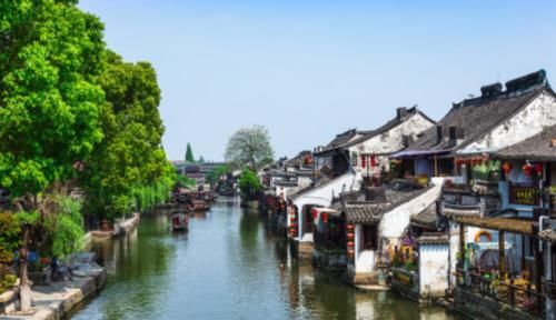 适合独自一人旅游的2座古镇,风景好比人间仙境,游客:来了不想