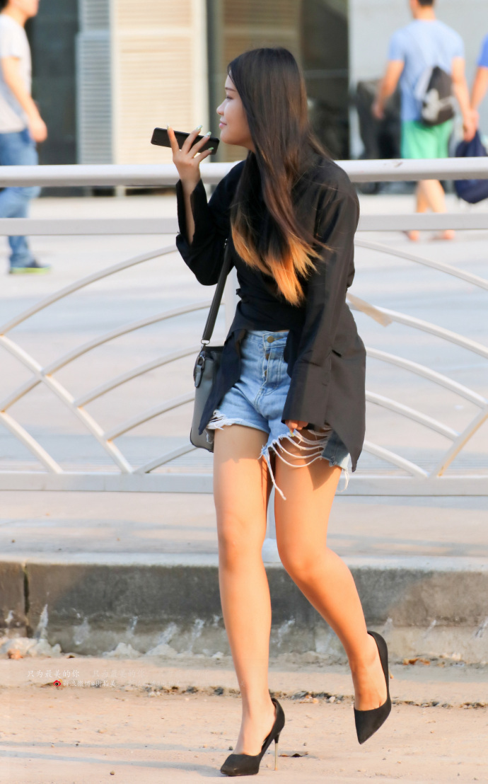 路人街拍，小姐姐真的是太苗条了，要多吃饭哦