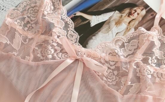 女人在家一定要穿舒服点，瞧瞧下图女人这么穿，简直迷死人