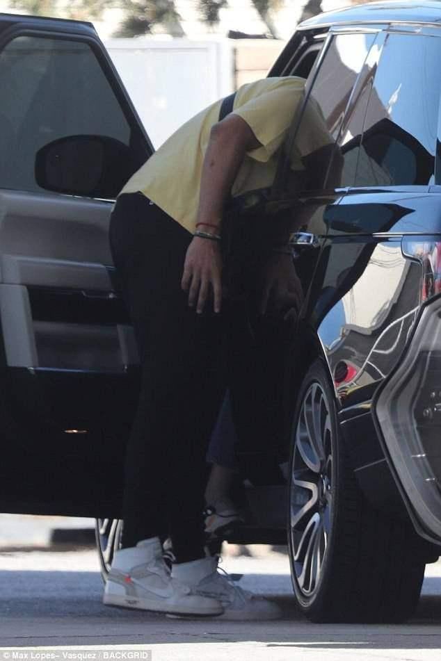 肯达尔在加油站将男友拉进车里亲吻，爱情生活似乎正在升温!