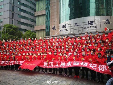  「撤离」内蒙古援鄂医疗队撤离 武汉人民送上武昌鱼医疗队员献手语舞