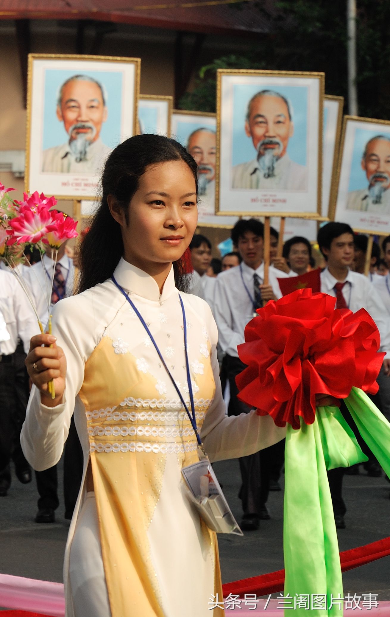 越南“奥黛”的起源和中国旗袍有关，你觉得奥黛漂亮吗?