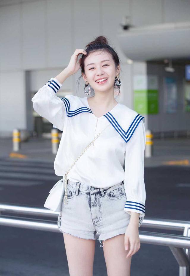 『清纯』郑合惠子美得像“初恋女友”,扎丸子头配白衬衫,清纯甜美又可爱