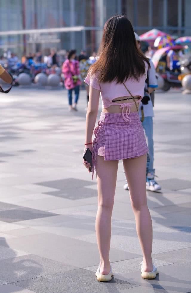 穿出|时尚穿搭:粉红色系穿搭:阿姨也能穿出“少女感”