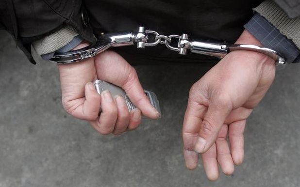 人贩子又出新招:抱走孩子还自称是父母，随行朋友一句话戳破谎言