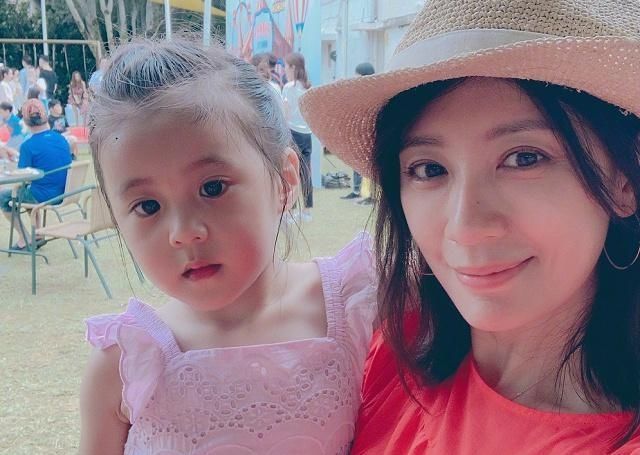  『黄磊』原以为长大的咘咘够美了，看到黄磊小女儿，才懂啥叫“神颜”