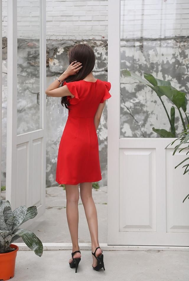 人像摄影：通过近距离的拍照，更好的展现出模特的精致俏丽