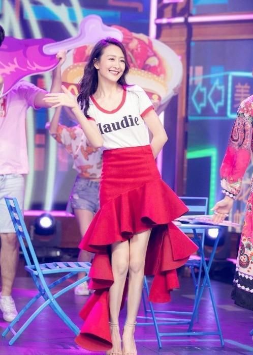 王鸥大意了，本想穿粉色衬衫装下嫩，却意外凹成了老大妈!