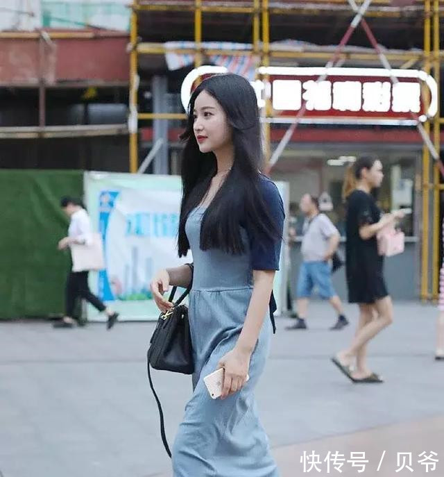 街拍美女把连衣裙穿得这么淑女，魅力绽放
