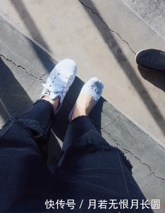 没事@搞笑GIF:切,你看我这手机摔了多少次了都没事