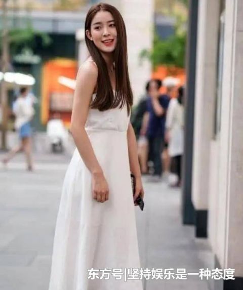  『粉色』街拍：气质高雅的美女，一条粉色的连衣裙，魅力女人味