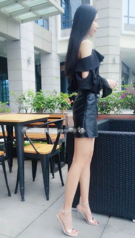 气质小姐姐独坐咖啡馆，包臀裙尽显逆天大长腿，性感小蛮腰让人着