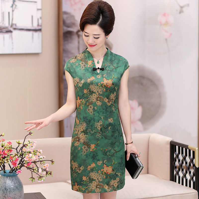 不论多大年纪的女人穿上旗袍都让人挪不开眼，美丽大方特别有气质