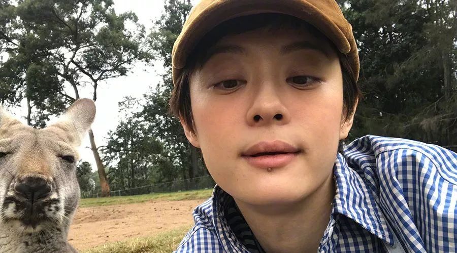 你距离时髦精可能就差一副超窄墨镜了