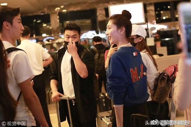 江疏影机场武大靖开心热聊！穿短裙露雪白美腿！