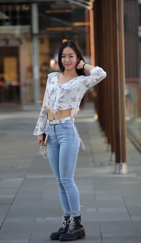 妹子在夏季穿紧身牛仔裤或紧身裤，个性魅力各有千秋