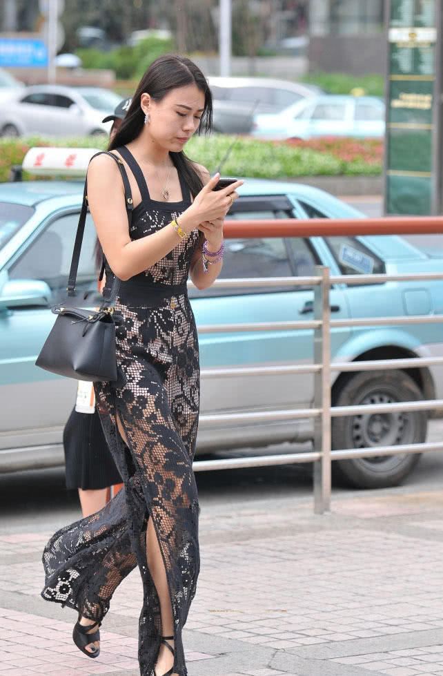 气质小姐姐黑色镂空连体裤穿出了朦胧之美,冷艳的气质很迷人