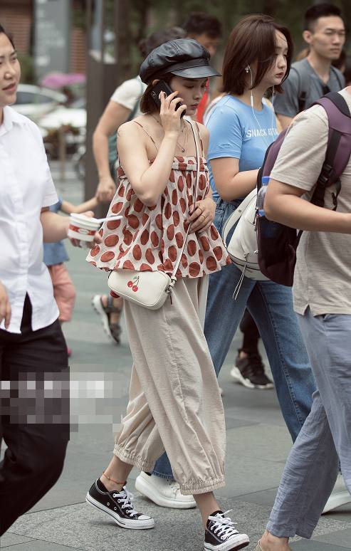 穿“个性”长裤出镜的美女们,绝对是人群中的亮点