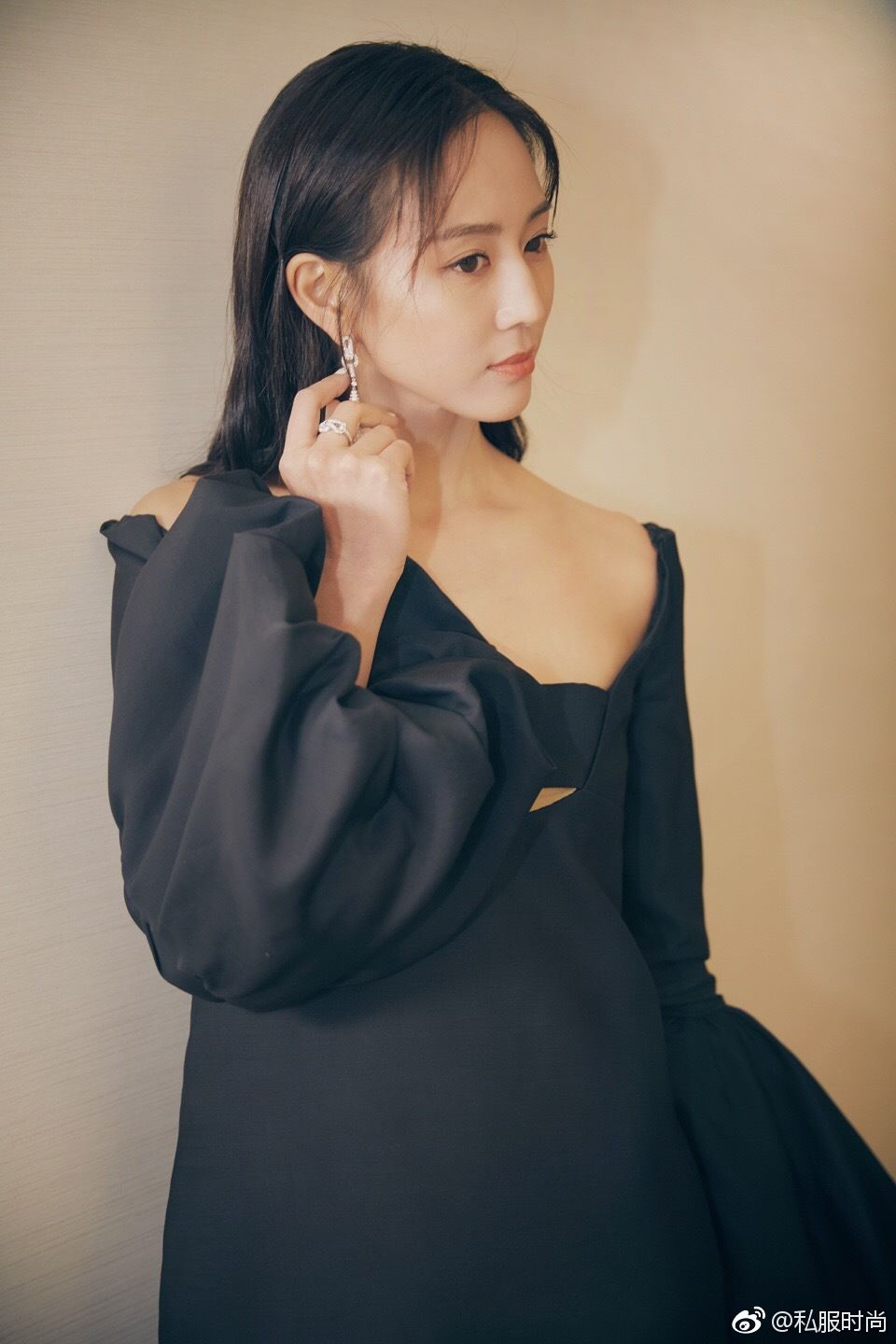 张钧宁气质美图，黑色露趾高跟鞋秀出美腿和嫩脚丫