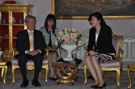 泰国前女总理英拉，气质都藏在包臀裙中，图四太美让人不敢直视!