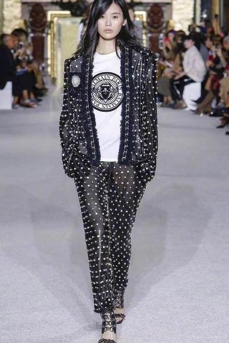 刘雯奚梦瑶现身时装周, 老奚除了腰粗腿胖, 腋下的副乳更引人注目