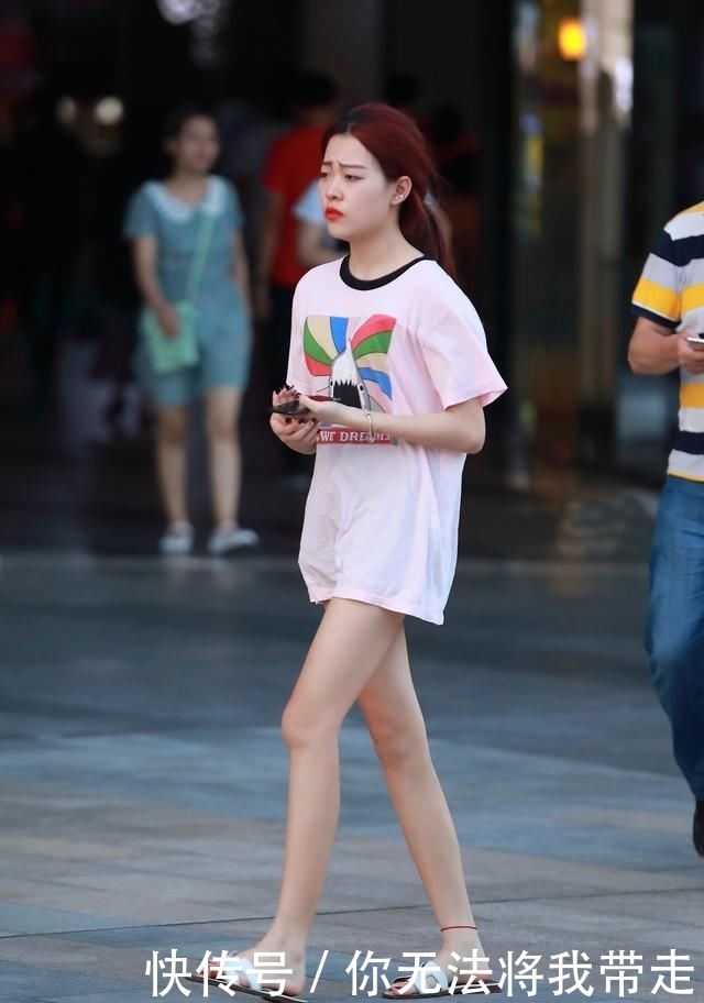 #舍不得#街拍:手机不离手,小姐姐们都舍不得放在包里