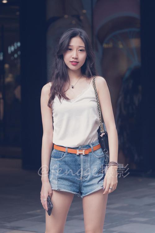 街拍：穿牛仔短裤的长腿姑娘，长相美，气质佳，人品更是好