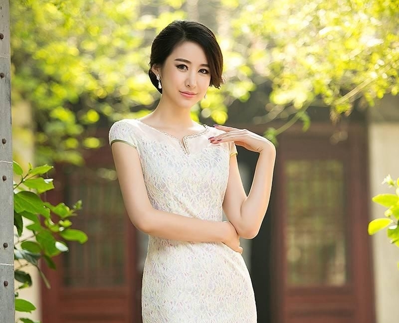  『也能够』女人一旦过了35岁，就别穿T恤+超短了！这3条裙子会更适合你