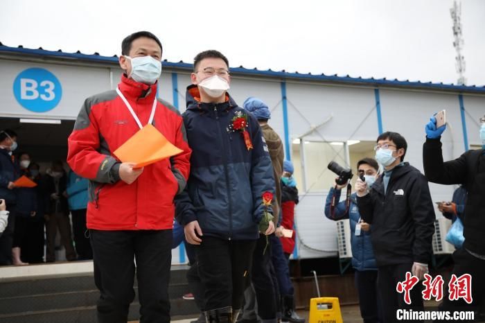  代表|95后“白衣战士”雷神山举行“战地婚礼” 12支医疗队代表组成亲友团