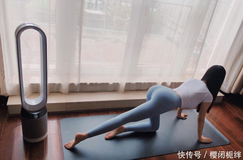  『舒适』街拍：打底裤小姐姐显女性高贵优雅的魅力，舒适不失个性